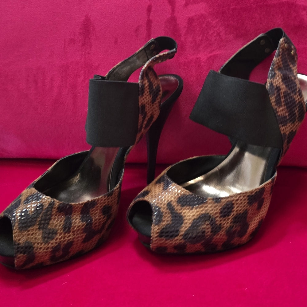 Vera Wang leopard peeptoe pumps size 9